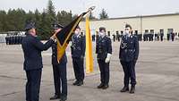 Oberst Springer übergibt eine große Fahne an Generalmajor Hogrebe.