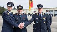 Generalmajor Michael Hogrebe, Oberst Andreas Springer und Oberstleutnant Karsten Olf beim Handschlag.