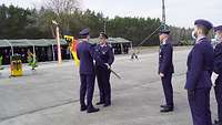 Generalmajor Hogrebe übergibt eine Fahne an Oberstleutnant Olf.