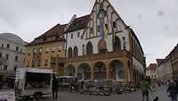 Blick auf gotisches Rathaus mit Monduhr.