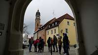 Blick durch Tor auf gotische Martinkirche.