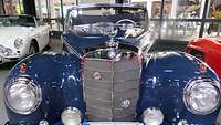 Blauer Mercedes Oldtimer aus der Sammlung.