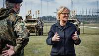 Ministerin im Gespräch mit Soldaten.