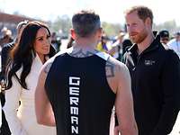 Prinz Harry und Meghan unterhalten sich mit einem Mann aus dem Team Germany