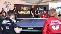 Prinz Harry spielt mit drei Olympioniken der Invictus Games Tischtennis
