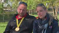 Soldat und Goldmedaillen-Gewinner Alexander Ulrich und seine Lebenspartnerin nebeneinander sitzend im Interview