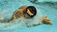 Ein deutscher Sportler beim Brustschwimmen.