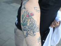 Ein Unterarm Tattoo, dass ein Kangaroo mit Boxhandschuhen und eine Banderole mit dem Schriftzug ,,Unconquered" zeigt