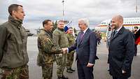 Der Bundespräsident begrüßt deutsche Soldaten in der Slowakei