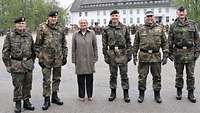 Gruppenbild: Ministerin Lambrecht mit 5 Soldaten