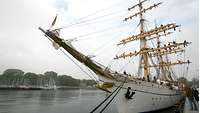 Das Segelschiff "Gorch Fock" liegt am Pier an und ist bereit zum Auslaufen