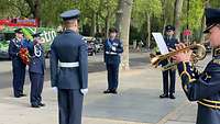 Soldaten der britischen und deutschen Luftstreitkräfte legen in London einen Gedenkkranz nieder.