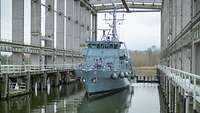 Das Tauchereinsatzboot Bad Rappenau fährt in den Erdmagnetfeldsimulator rein