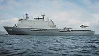 Zwei Hubschrauber landen auf dem niederländische Docklandungsschiff „Rotterdam“ auf offener See