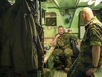 Inspekteur der Luftwaffe spricht mit Soldaten der Flugabwehrraketentruppe in Sliač 