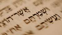 hebräische Buchstaben in einer Thora-Rolle