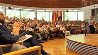 Die Teilnehmenden der Conference of Commandants sitzen im Gneisenau-Saal und applaudieren