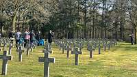Umwidmungs-Zeremonie auf dem Soldatenfriedhof Ysselsteyn in den Niederlanden