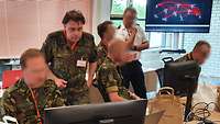 Soldaten arbeiten an Computern.