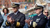 Ein Admiral und eine Admiralin in dunkelblauer Uniform.