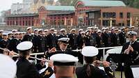 Marinesoldaten in dunkelblauer Uniform sind in mehreren Reihen angetreten.