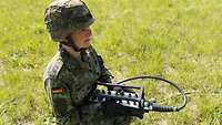 Eine Soldatin bedient eine Fernsteuerung für das Startgerät Patriot