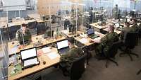 Soldatinnen und Soldaten arbeiten an mehereren Computern