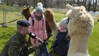 Die Kinder besuchen einen Alpaka-Hof und werden dabei gefilmt und interviewt.