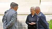 Bundesministerin der Verteidigung Christine Lambrecht spricht mit Soldaten