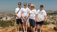 Eine fünfköpfige Familie steht vor einem Aussichtspunkt im Norden Israels