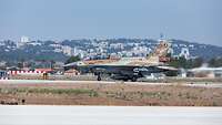 Auf einem Flugplatz im Norden Israels startet eine F-19 der Israelis