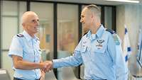 Generalmajor Tomer Bar, der neue IAF Chef schüttelt Militärattache Oberst Klaus Jürgen Haffner zum Abschied die Hand. 