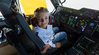 Ein Kind der Geschwaderangehörigen aus dem Taktischen Luftwaffengeschwader 31 Boelcke erkundet das Cockpit des A400m 
