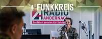 Podcast-Logo "Funkkreis" und Text "Einsatzradio", dahinter eine Soldatin im Tonstudio.