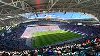 Blick in ein vollbesetztes Fussballstadion aus einm der oberen Ränge.