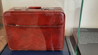 Roter Koffer mit Geheimakten über Erich Honecker ausgestellt in einer Glasvitrine im Stasi Museum. 