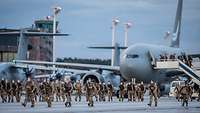 Soldaten steigen aus den Flugzeugen A310 und A400M aus.