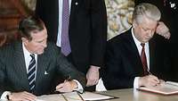 Die Präsidenten George Bush und Boris Jelzin bei der Unterzeichnung des START -II-Vertrages