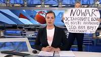 Abendnachrichten des russischen Fernsehkanals ONE. Eine Journalistin hält ein Protest-Poster in die Kamera