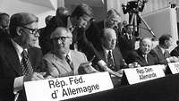 Schwarzweiß-Aufnahme von 1975. Bundeskanzler Schmidt und Staatsratsvorsitzender Honecker in Helsinki