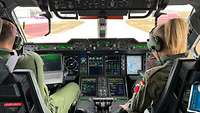 Über die Schultern der beiden Piloten kann man aus dem Cockpit des A400M sehen.