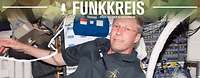 Podcast-Logo "Funkkreis" und Text "Bundeswehr und Weltraum", dahinter ein Astronaut in der Schwerelosigkeit in einer Raumstation