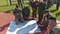 Mehrere Soldaten schauen auf eine Landkarte