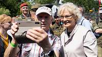 Ein Besucher macht ein Selfie mit Ministerin Lambrecht.