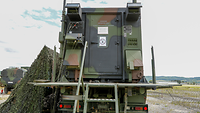 Die Engagement Control Station ist ein Waffensystemcontainer und ist auf einem Lastkraftwagen der Bundeswehr verbaut