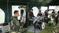 Soldaten spielen Musikinstrumente