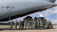 Neun Soldaten stehen nebeneinander vor einem Airbus A400M