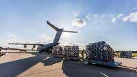 Ein Airbus A400M wird mit Hilfsgütern beladen 