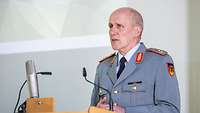 Der Kommandeur der Führungsakademie, Generalmajor Oliver Kohl, hält eine Rede vor den Lehrgangsteilnehmenden