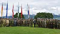 Gruppenbild der internationalen Lehrgangsteilnehmer in verschiedenen, nationalen Uniformen